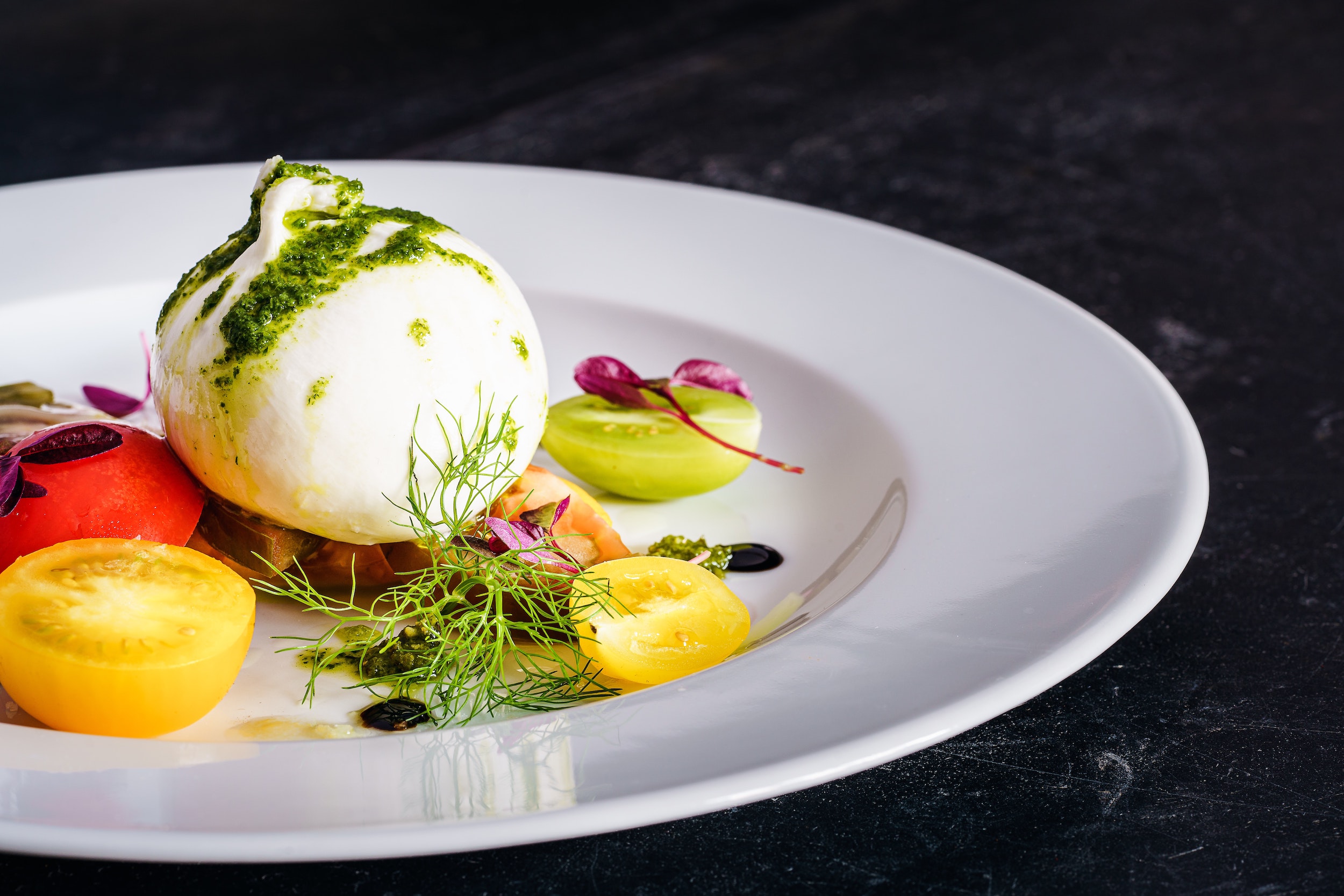 Burrata artesanal — queso italiano con corazón cremoso