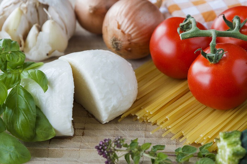 Mozzarella fresca artesanal — queso italiano de pasta hilada