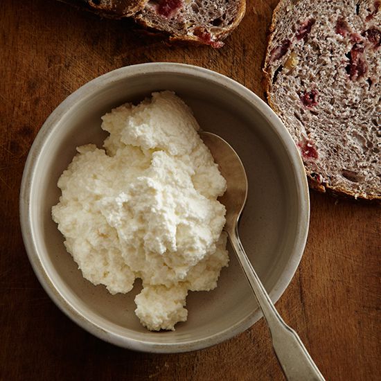Ricotta artesanal — queso suave italiano elaborado con suero de mozzarella